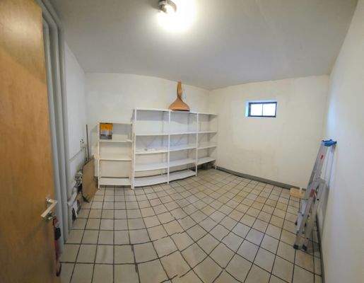 Großzügiger und direkt angrenzender Kellerabstellabteil mit Tageslicht und Stromzugang