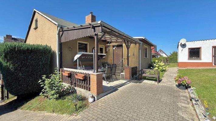 Überdachte Terrasse mit Zugang zum Haus