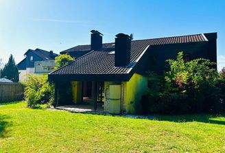 Ostansicht mit großer Gartenfläche und überdachter Terrasse