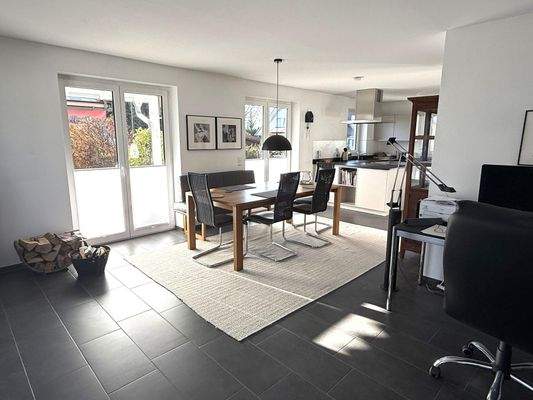 Licht durchflutetes Esszimmer mit Terrassenzugang