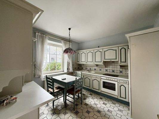 Küche mit Zugang zum Esszimmer