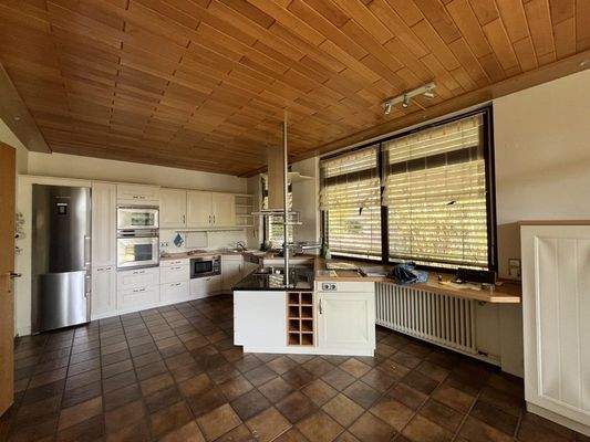 Küche mit Kochinsel und Zugang Balkon