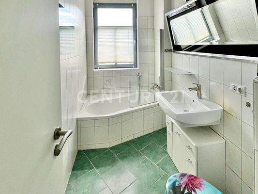 Tageslichtbad mit Badewanne