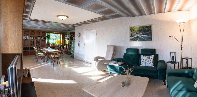 Erdgeschoss, Wohnbereich mit Blick zum Essbereich 