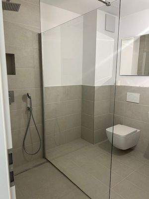 Badezimmer mit Walk In Dusche.jpeg