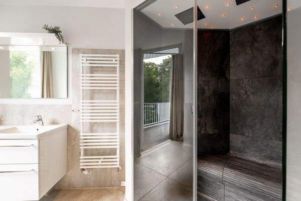 Sitzbank in der Dampfsauna