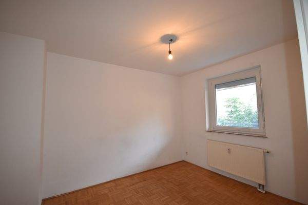 Schlafzimmer - Charmante 2 Zimmer Gartenwohnung mit TG-Stellplatz Miete Schallmoos Salzburg