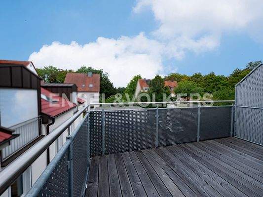 Großzügiger Balkon im OG