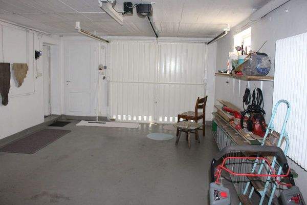 Garage: Sep. Außentür + Garagentor