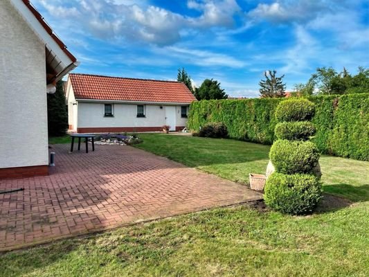 Gartenansicht mit Blick zur Terrasse