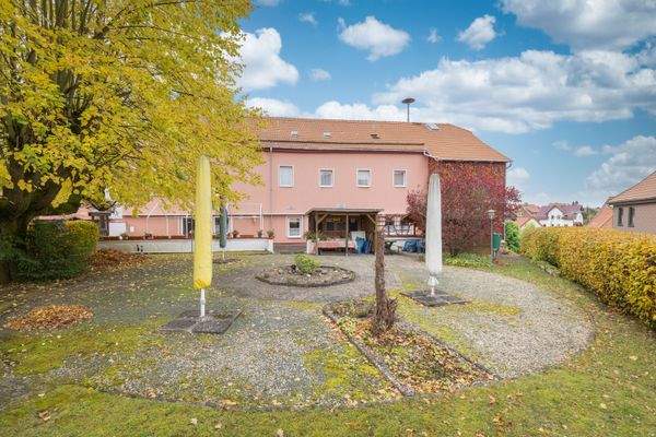 Gasthaus Vorderansicht /Außengelände