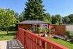 Terrasse und Gartenhaus (KI optimiert)