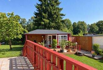 Terrasse und Gartenhaus (KI optimiert)