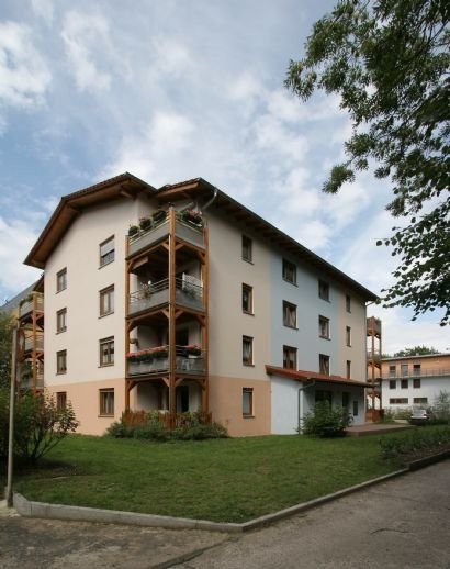 Seniorengerechte 1-Raum-Wohnung im EG mit Aufzug und Balkon im Grünen / zentrale Lage