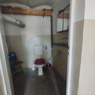 Außentoilette im Wirtschaftsteil