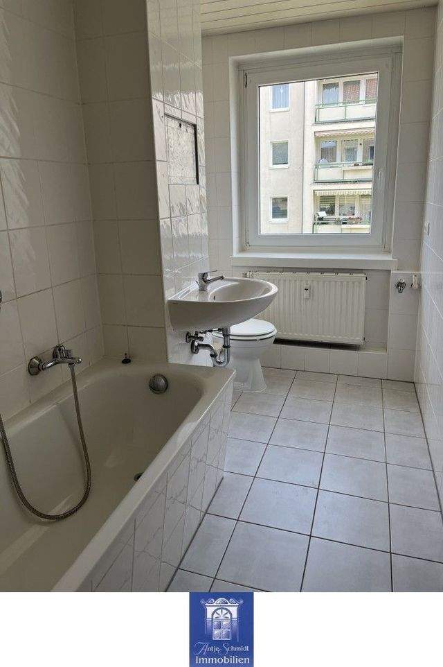 Gemütliche Wohnung mit großem Balkon, Tageslichtbad und separater Küche! - Photo 3