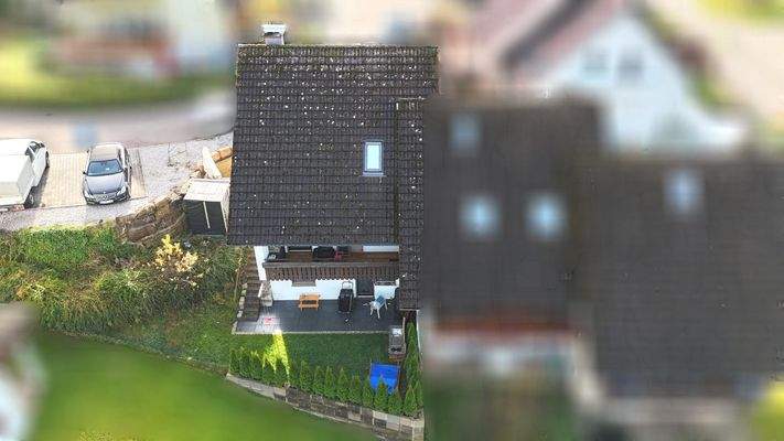 Ansicht auf Terrasse u. Balkon mit 3 Parkplätzen (links)