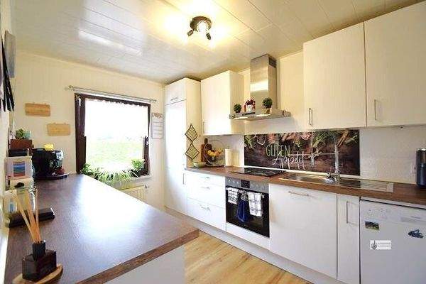 Einbauküche mit allen elektrischen Geräten