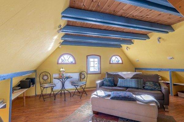 auf der einen Seite ist ein gemütlicher Wohnbereich.jpg