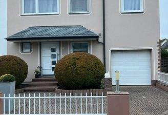 Haus vorne/Hubgarage/Stellpl.