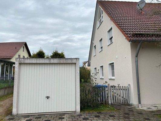 Einzelgarage / Gebäudeseitenansicht