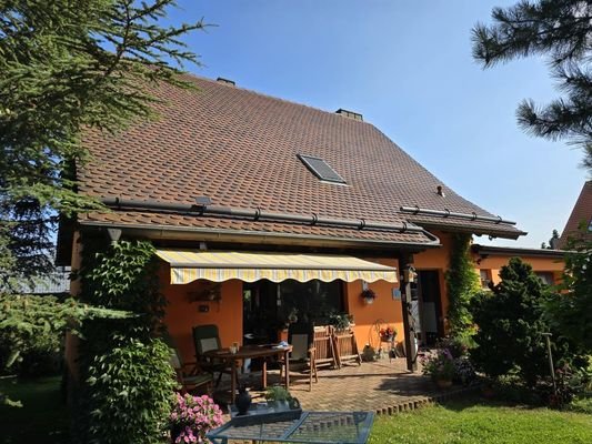 Ansicht Haus mit Terrasse