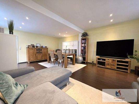 Wohn- Esszimmer mit Holzofen und vielen Fenstern