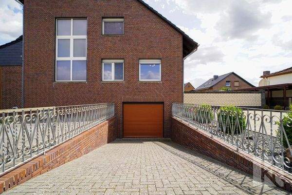 Zufuhrt zur unterirdischen garage