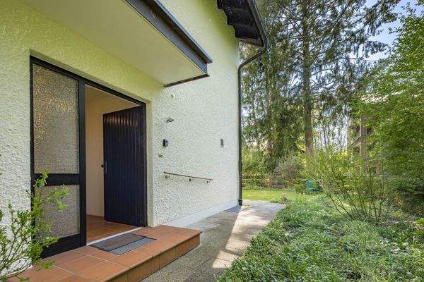 Überdachter Eingangsbereich