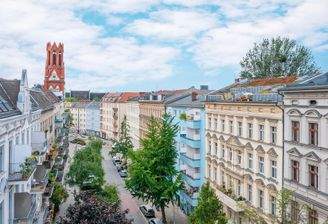 Hausfront und Kirche