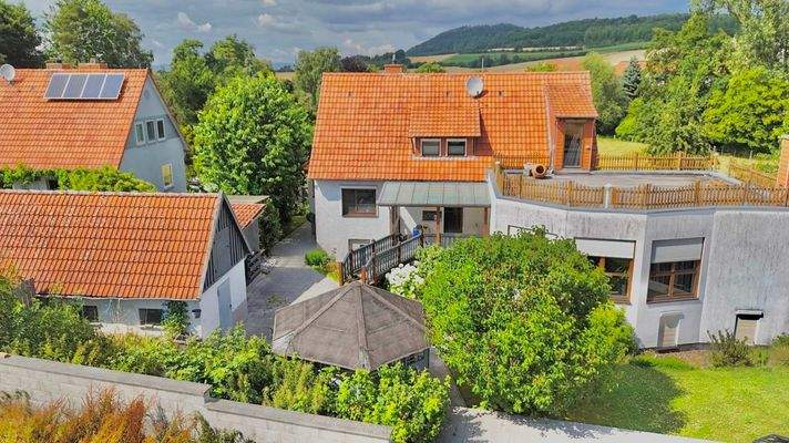 Rückansicht mit Garten und Nebengebäuden