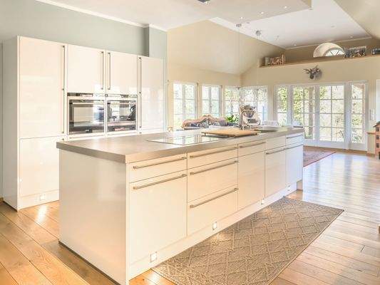 Hochwertige Einbauküche mit Kochinsel