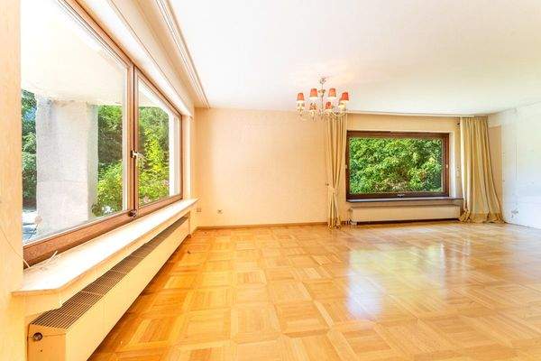 Wohnzimmer mit Blick in den Garten und auf die Terrasse