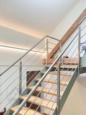 Entrée:  Es empfängt Sie ein elegant gestaltetes Treppenhaus in modernster Holz - und  Stahlkonstruktion