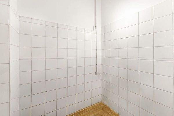 Separate Küchenfläche mit Anschlussmöglichkeiten für eine Einbauküche