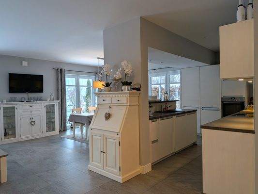 großer Woh-Essraum mit offener Küche.