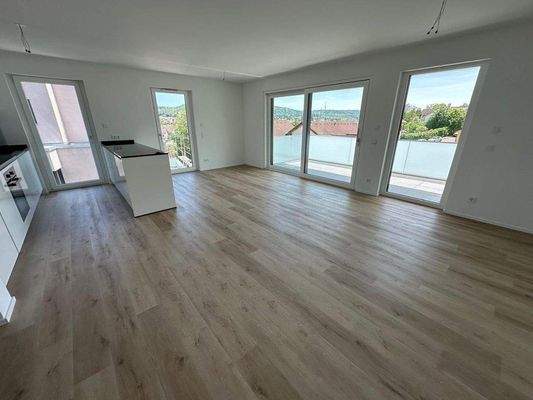 Wohn- Essbereich mit Ausgang Balkon