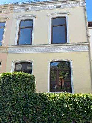 Hausansicht mit Vorgarten