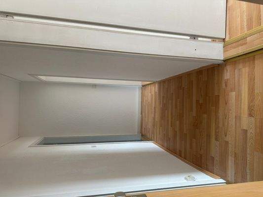 Heller Flur mit Holzboden