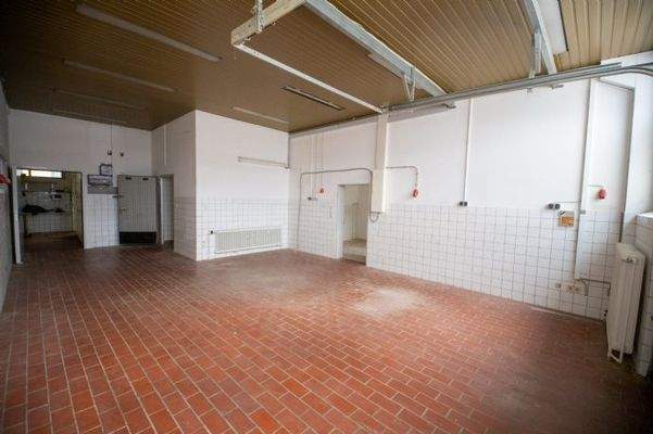 Wareneingang von der überdachten Zufahrt und Rampe