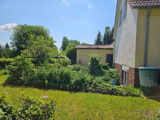 Hinteransicht und Garage.jpg