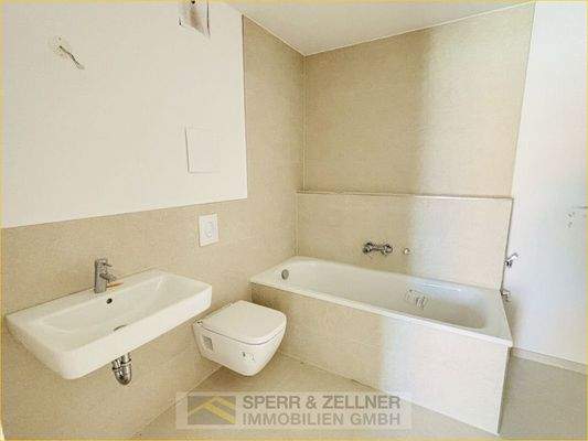 Bad mit Wanne und WM-Anschluss