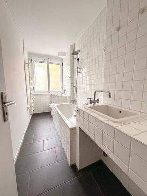 Tageslichtbadezimmer mit Wanne