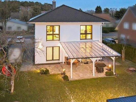 Rückansicht bei Nacht