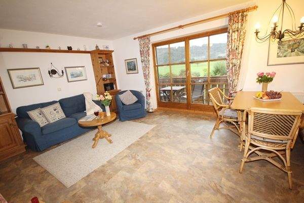 Offener Wohnbereich mit herrlicher Sicht ins Grüne