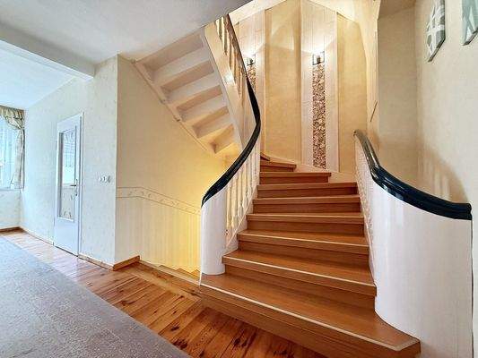 Massive Holztreppe Obergeschoss 1