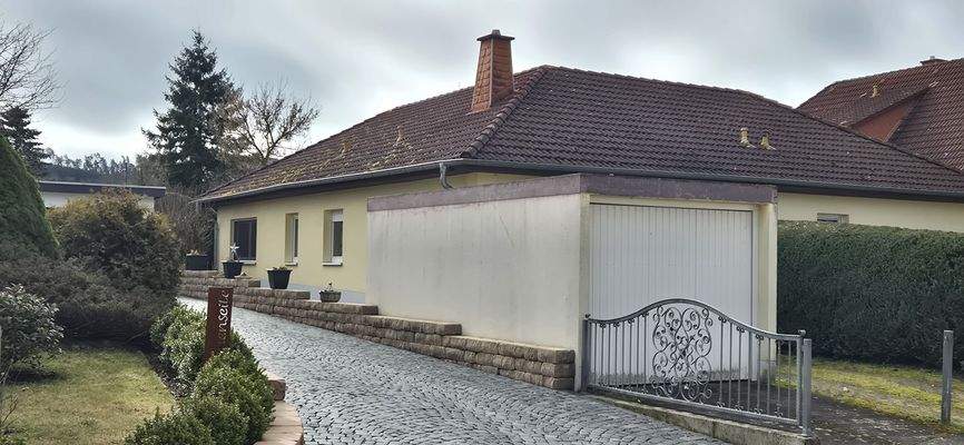 Seitenansicht mit Garage