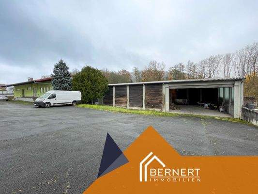 Vorplatz Einfahrt rechts Lagerhalle groß