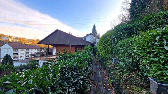 Blick vom Hanggarten auf Haus
