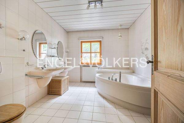 Helles Badezimmer mit Badewanne